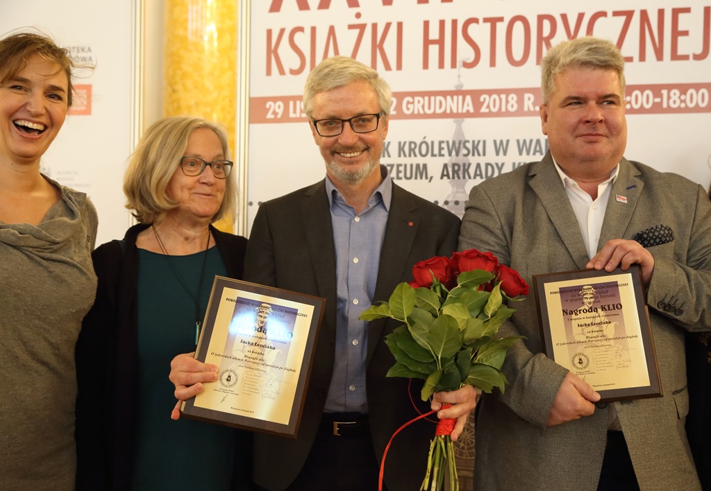 O lewej: Katarzyna Kubicka (projektantka książki), Katarzyna Madoń-Mitzner (wicedyrektorka DSH), prof. Jacek Leociak i Piotr Jakubowski (dyrektor DSH). Fot. Joanna Borowska 