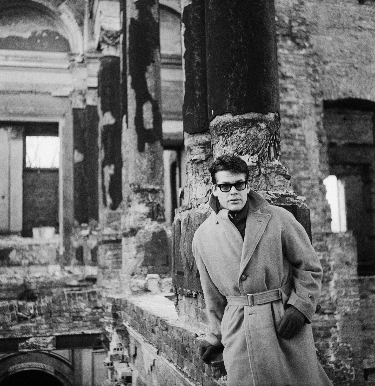 Aktor Zbigniew Cybulski w ruinach Pałacu Kronenberga przy ulicy Królewskiej, 1962. Fot. Tadeusz Rolke/Agencja Gazeta