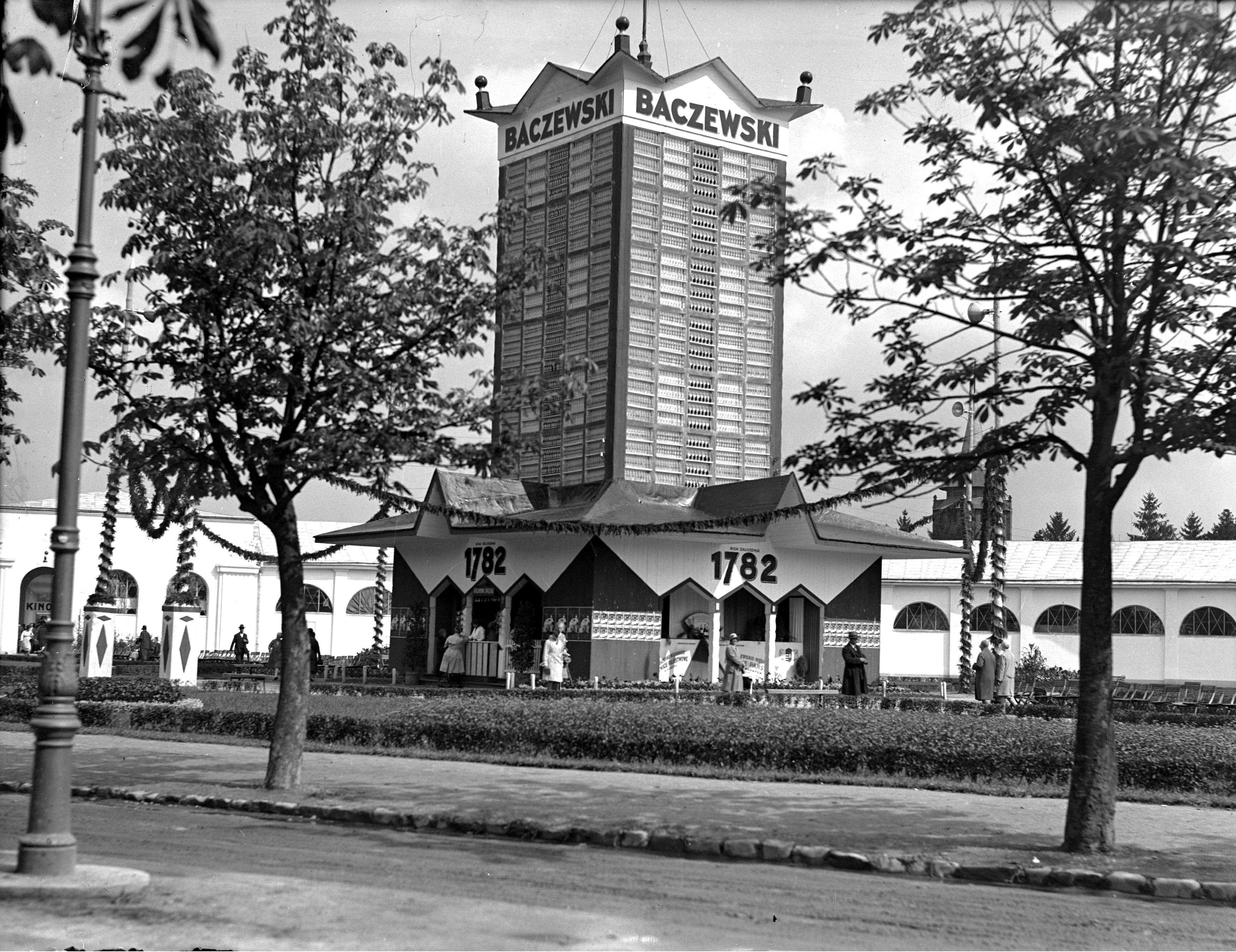 Wieża pawilonu fabryki wódki, likieru i rumu J.A. Baczewski we Lwowie, wrzesień 1930. Fot. NAC