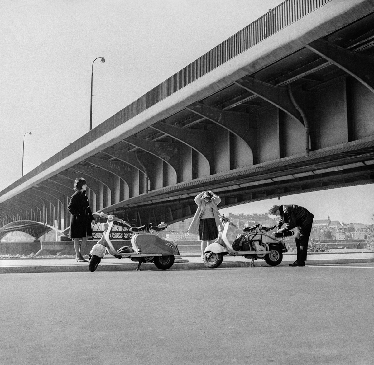 Przejażdżka skuterami nad Wisłą pod Mostem Śląsko-Dąbrowskim, 1960. Fot. Tadeusz Rolke/Agencja Gazeta