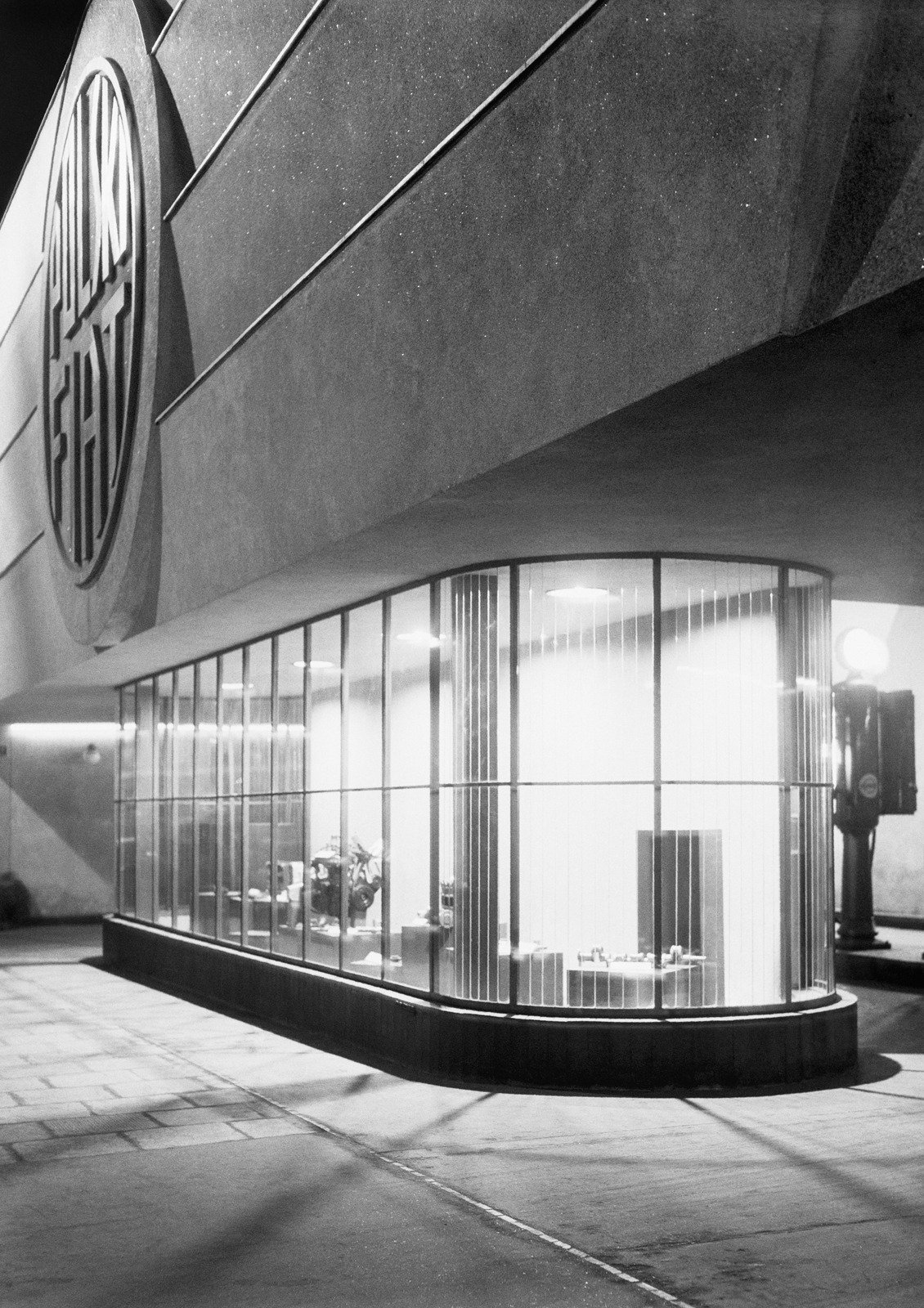 Salon Polskiego Fiata przy ulicy Królewskiej, Warszawa. Architekt Edward Seydenbeuthel. Fot. Czesław Olszewski/Instytut Sztuki PAN