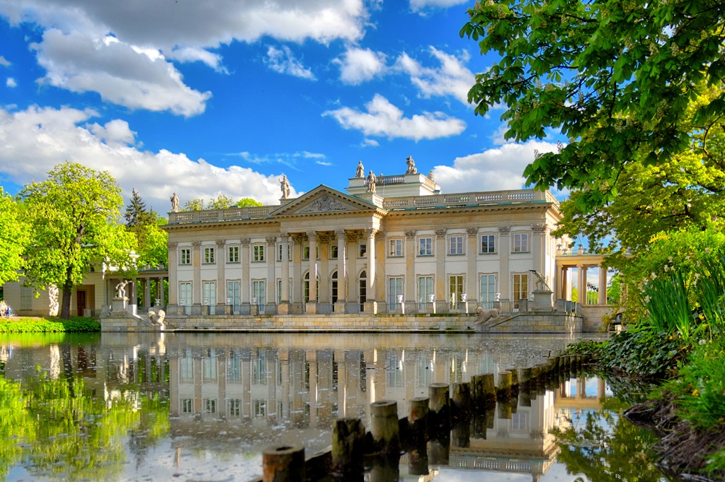 Палац на воді. Фото Dawid Zawiła, CC BY-SA 4.0 via Wikimedia Commons