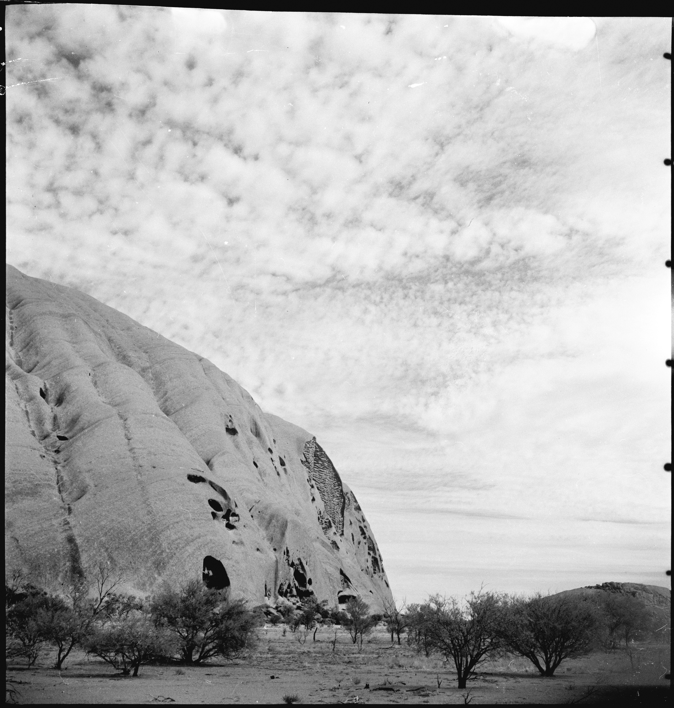 Północno-wschodni stok Ayers Rock, 1935. Fot. Charles Mountford, Biblioteka Stanowa Australii Południowej, sygn. PRG 1218/34/55 