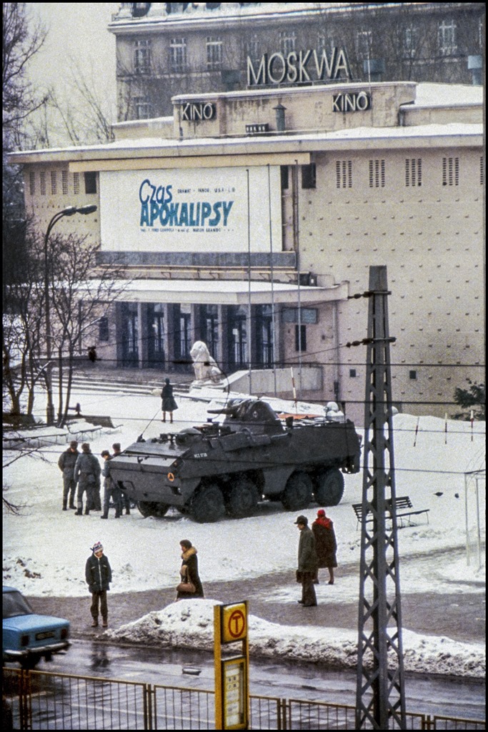 Warszawa, ul. Puławska 19, 14 grudnia 1981. Fot. Chris Niedenthal