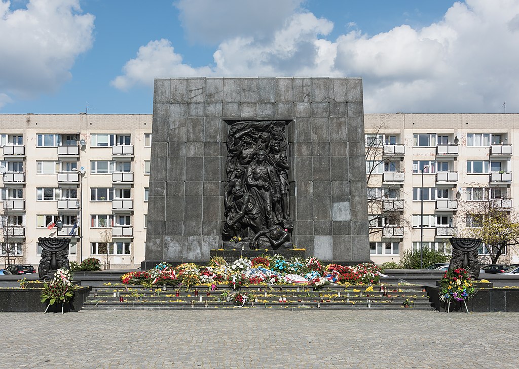 Пам’ятника Героям Гетто у Варшав. Фото Adrian Grycuk (CC BY-SA 3.0 PL)