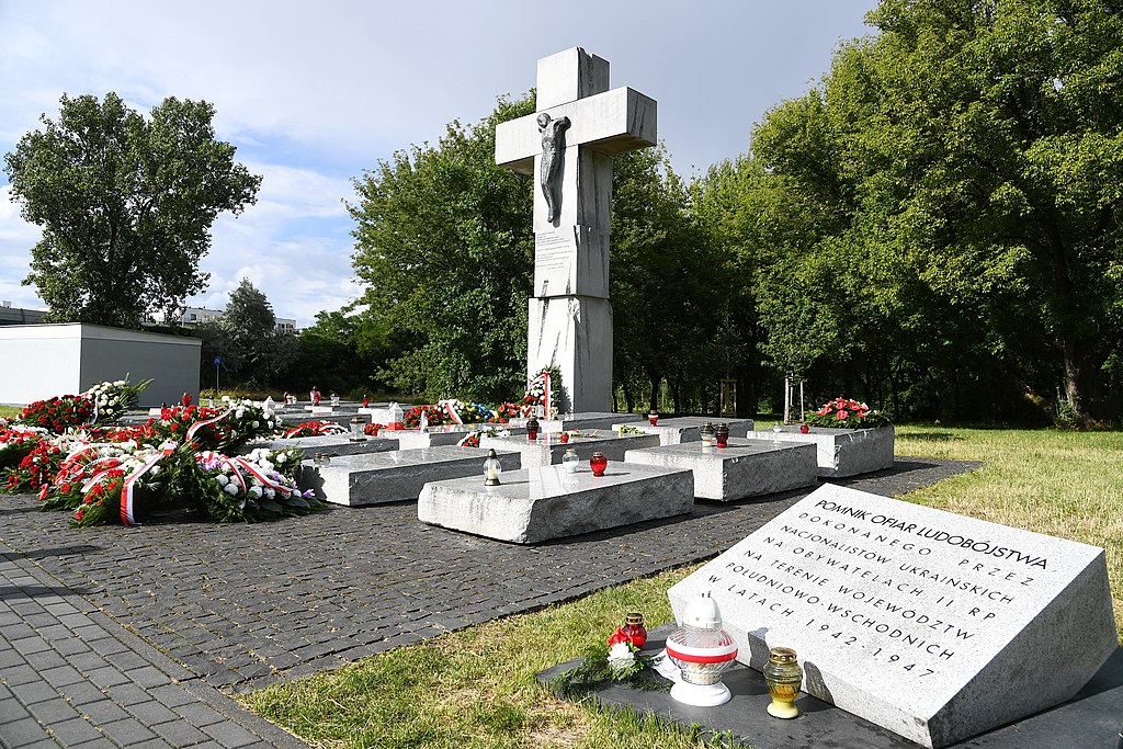 Pomnik Rzezi Wołyńskiej na skwerze wołyńskim w Warszawie. Fot. Gov.pl, CC BY 3.0 PL <https://creativecommons.org/licenses/by/3.0/pl/deed.en>, via Wikimedia Commons
