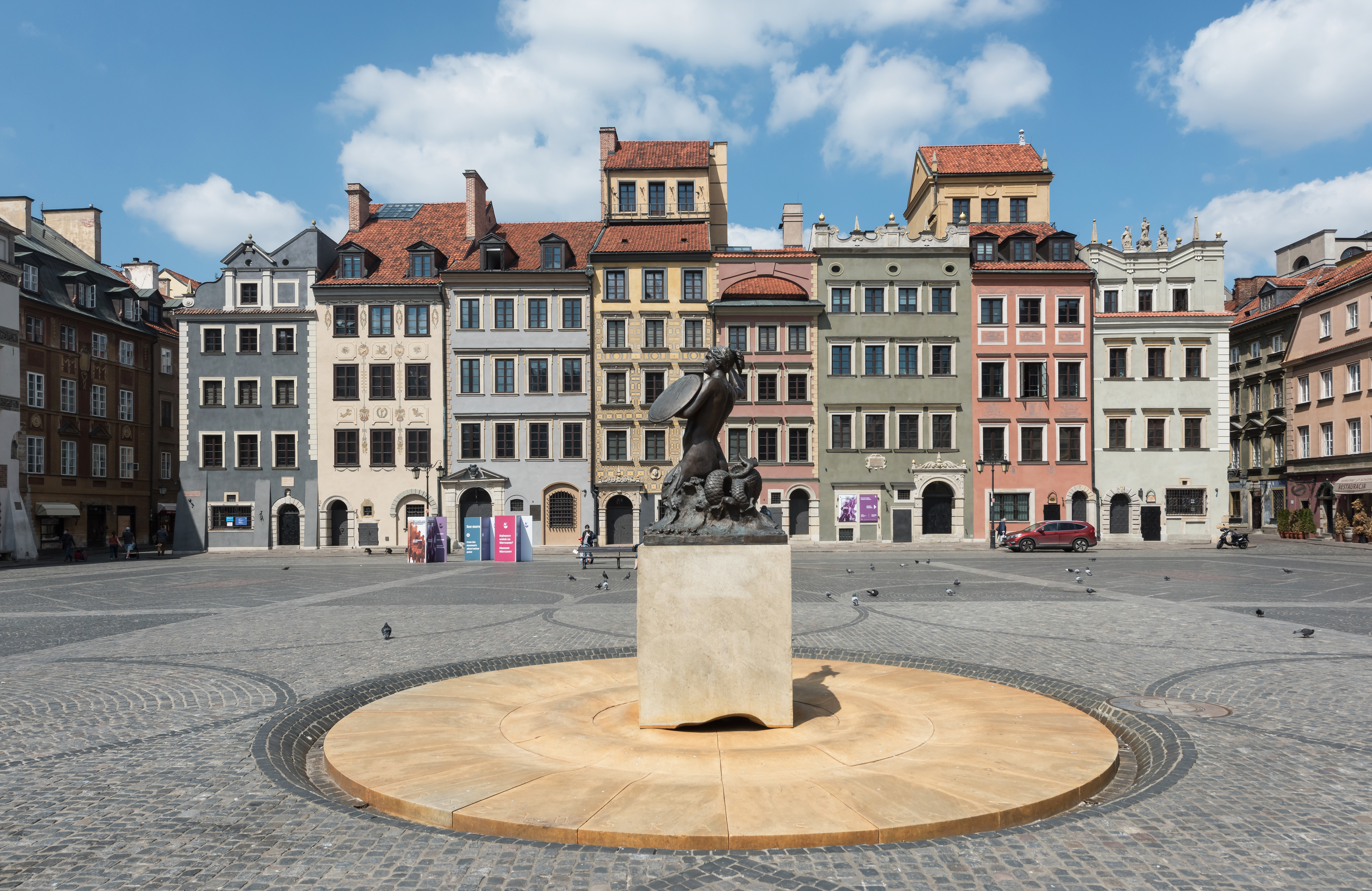Pomnik Syreny i strona Dekerta Rynku Starego Miasta w Warszawie. Fot. Adrian Grycuk