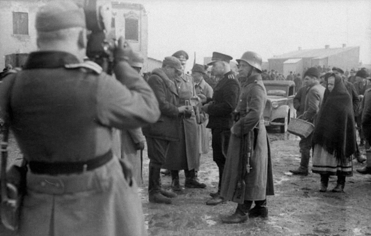 Kontrola ludności przez niemiecki patrol filmowana przez kompanię propagandową, styczeń 1940. Fot. Bundesarchiv/Wikimedia Commons