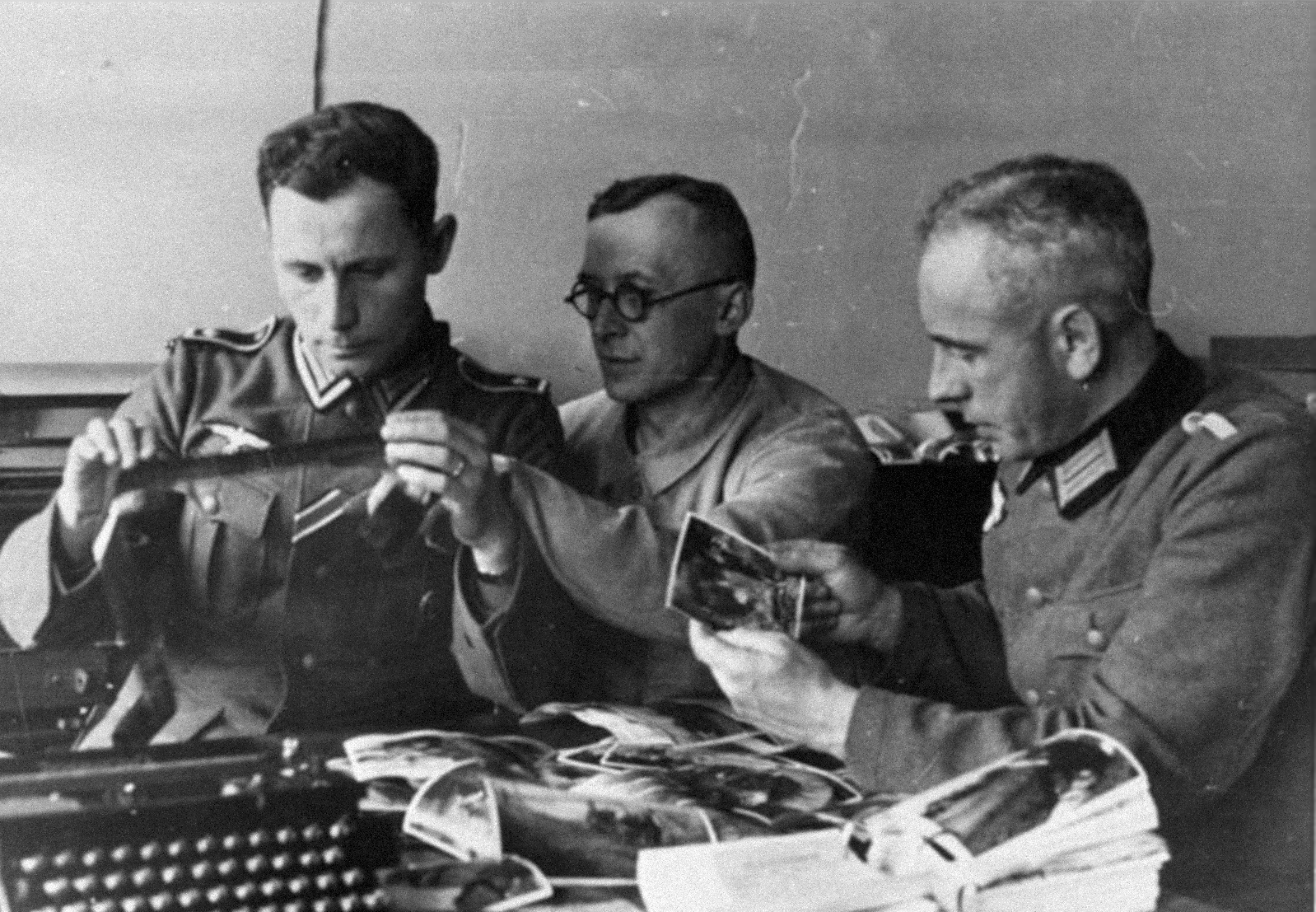 Żołnierze kompanii propagandowych przy przeglądaniu materiałów, marzec 1940. Fot. Bundesarchiv/Wikimedia Commons