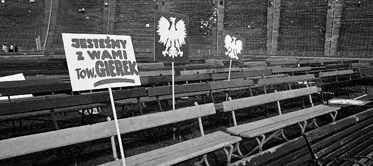 Stadion X-lecia, Warszawa 1976. Po zakonczeniu pro-partyjnej manifestacji, w opustoszalym stadionie zostaly tylko slogany propagandowe; Warsaw, 10th Anniversary Stadium. After a pro-party rally in 1976, all that is left are propaganda placards, one of which reads "We are with you, Comrade Gierek" referring to the communist party leader of the time. Fot. Chris Niedenthal / FORUM