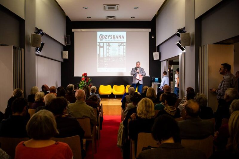 Dyrektor DSH, Piotr Jakubowski, oficjalnie otwiera wystawę. Fot. Radek Zawadzki