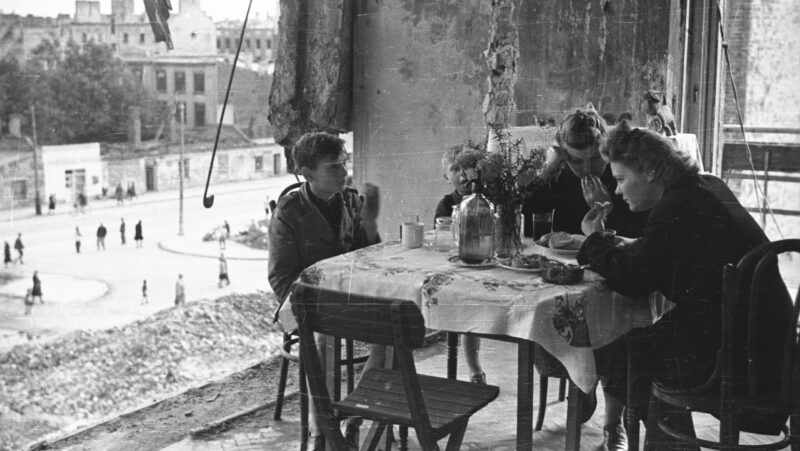 Zdjęcie wykonane z istniejącej wciąż kamienicy przy ulicy Grażyny 3przez wyrwę w ścianie szczytowej. Na pierwszym planie widocznaulica Puławska i zabudowania nieopodal obecnego parku MorskieOko.Warszawa, 1945Fot. PAP/Karol Szczeciński