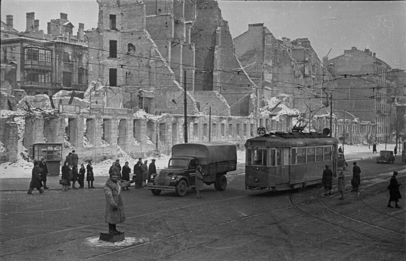Skrzyżowanie alei 3 Maja (obecnie Aleje Jerozolimskie) z NowymŚwiatem.Po lewej ruiny kamienic między aleją 3 Maja a ulicą Smolną,widoczna również kamienica przy ulicy Smolnej 40.Warszawa, styczeń 1947Fot. PAP